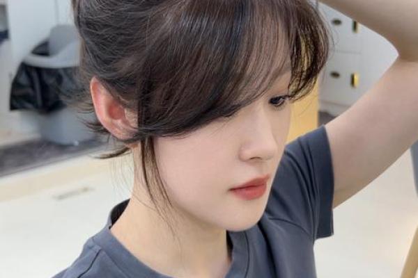 八字刘海怎么烫